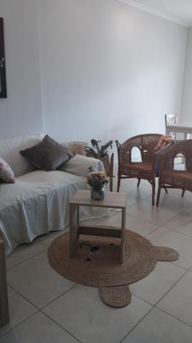 ein Wohnzimmer mit Sofa und Couchtisch in der Unterkunft Como en casa in Corrientes