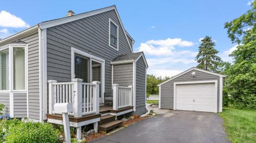 Fotografie z fotogalerie ubytování Newport Beach House with Huge Yard v destinaci Middletown