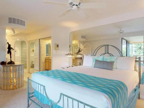 1 dormitorio grande con 1 cama grande y ventilador de techo en Polo Beach Club 409, en Wailea