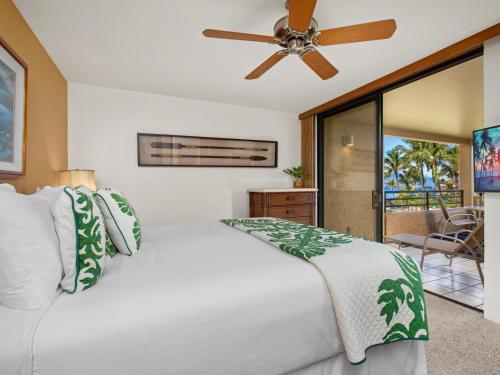 Polo Beach Club 508 في ويليا: غرفة نوم بها سرير ومروحة سقف