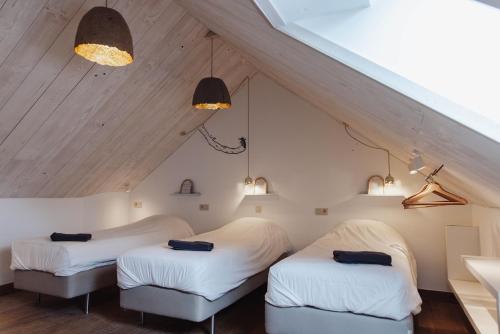 Cama ou camas em um quarto em Les gîtes du Moulin castral