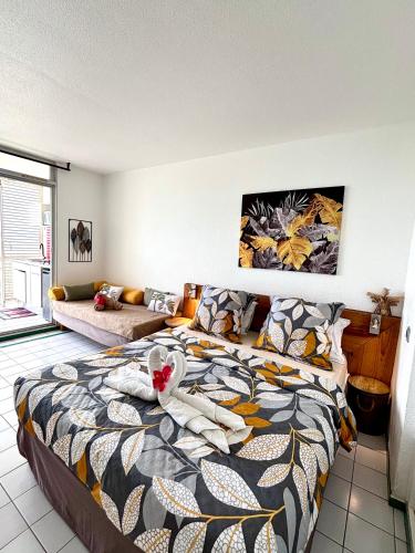 ein Schlafzimmer mit einem Bett und einer Couch in der Unterkunft Ti-Cherry in Le Diamant