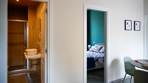 une salle de bain avec douche et une chambre avec un lit dans l'établissement Casa Vacanza Palazzo Monacelli 1, à Torre del Greco