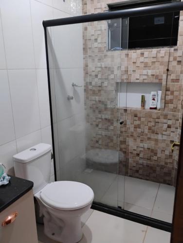 Un baño con inodoro y ducha de cristal. en Casa Vale dos Peões Lumiar 2, en Nova Friburgo
