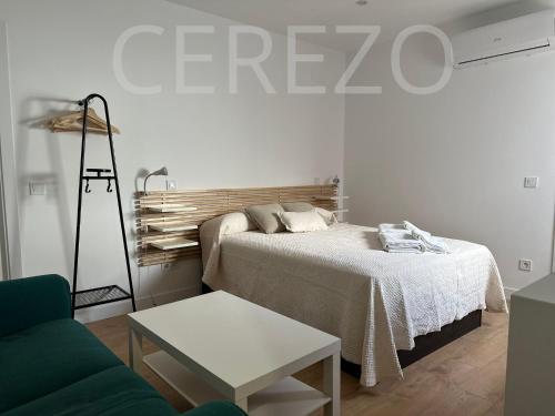 una stanza bianca con un letto e un tavolo di Casa Sergio a Madrid