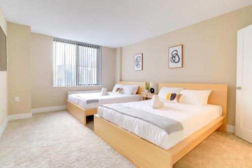 une chambre avec deux lits et une fenêtre dans l'établissement Arlington Apt W BBQ Zone Near To Metro, à Addison Heights