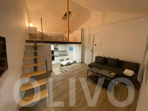 un soggiorno con divano e letto a soppalco di Casa Sergio a Madrid