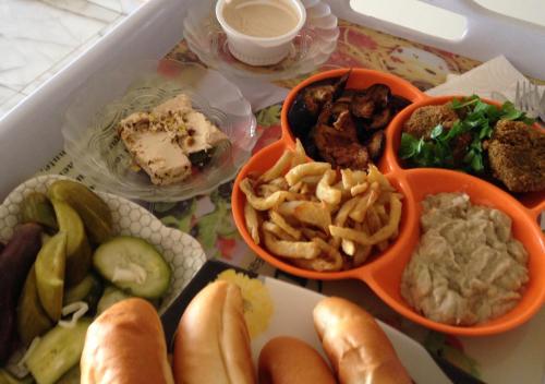 una lonchera llena de diferentes tipos de comida en Giza Pyramids View Guest House, en El Cairo