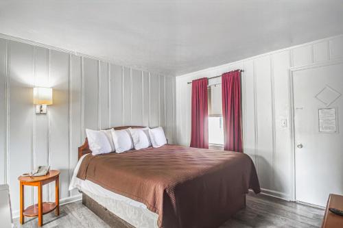Katil atau katil-katil dalam bilik di Colony Inn By OYO Columbus US-280