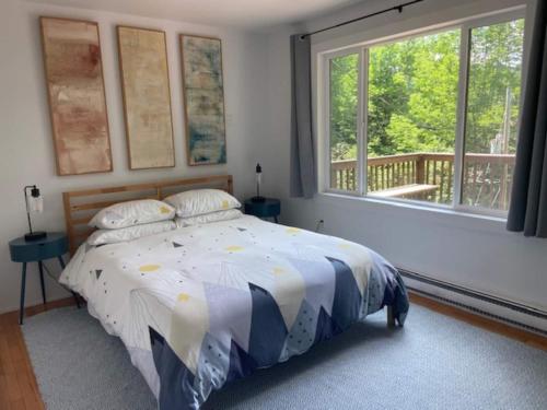 Ένα ή περισσότερα κρεβάτια σε δωμάτιο στο Overlook Cabin Lake Getaway Catskill Views