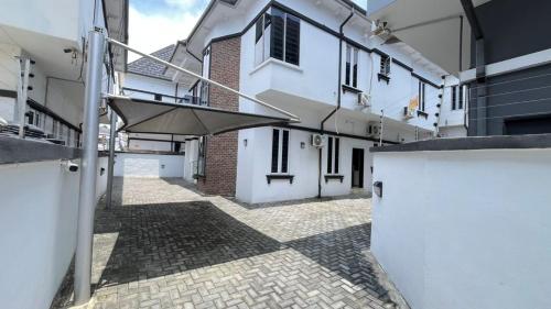 Budova, kde se vila nachází