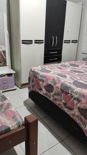 una camera con letto, cassettiera e armadi di Quarto em casa de família a Belém