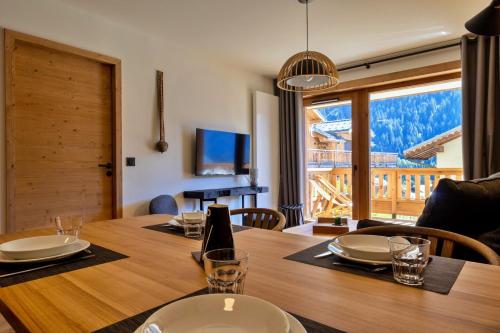a dining room table with a view of a mountain at Carina -Superbe appartement à 5min des télécabines in Champagny-en-Vanoise