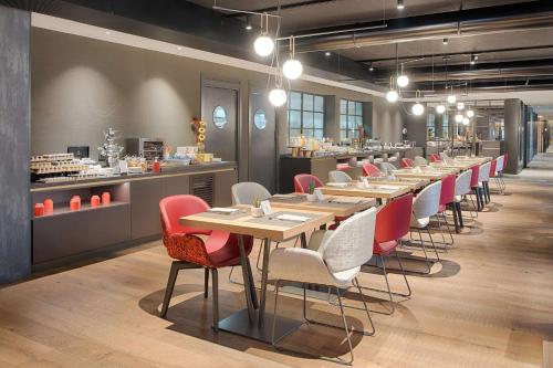 穆拉诺NH Collection Murano Villa的餐厅里的一排桌椅