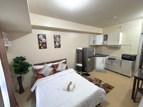 Een keuken of kitchenette bij New Lovely Studio adj Ayala CDO