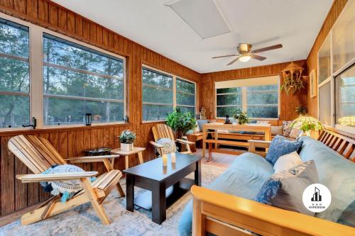Χώρος καθιστικού στο Uhost AI - Get Cozy & Relax! 4BR, 2BA, Hot Tub