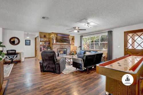 Χώρος καθιστικού στο Uhost AI - Get Cozy & Relax! 4BR, 2BA, Hot Tub