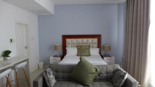 ハボローネにあるITowers Luxury Apartment 1のベッドとソファのある寝室