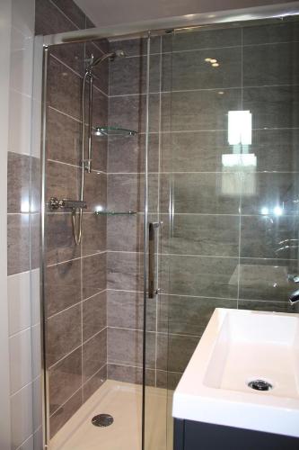 A bathroom at Linton Luxury Holiday Home