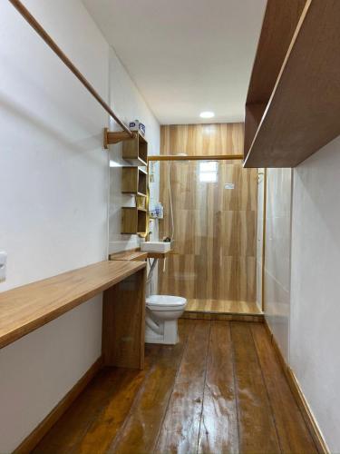 ein Badezimmer mit Toilette und Dusche in der Unterkunft Apartamento novo in Itaquatiara