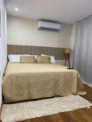 ein Schlafzimmer mit einem großen Bett mit einer Decke in der Unterkunft Apartamento novo in Itaquatiara