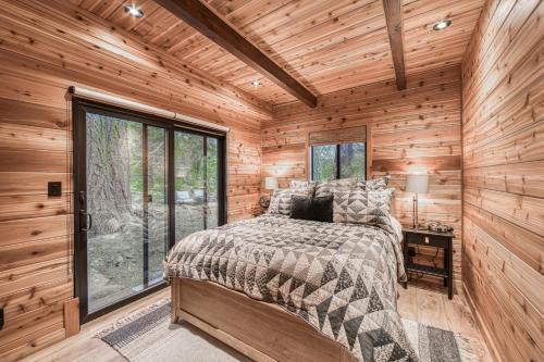 Katil atau katil-katil dalam bilik di Songbird Cabin at Chambers by Tahoe Getaways - Pet-Friendly 2 BR with HOA Access