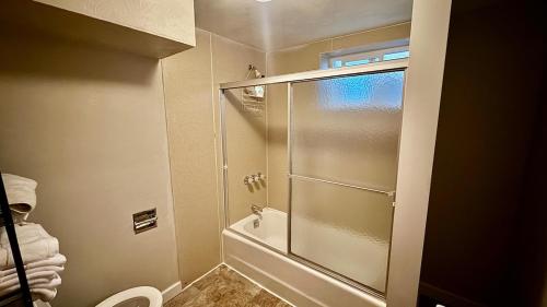 Phòng tắm tại Spacious 4BR Retreat Near Idaho Falls Airport