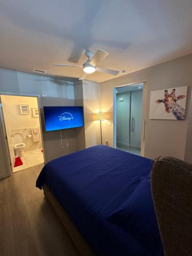ロサンゼルスにあるLuxury 2BR Apt with balcony!!のベッドルーム(青いベッド1台、薄型テレビ付)