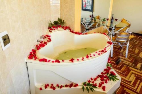 アレキパにあるHotel San Lazaro con Cocheraのバスルーム(花のトイレ付)