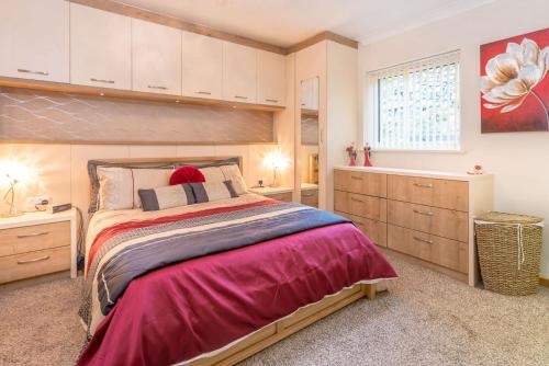 een slaapkamer met een groot bed en een raam bij Mehefin in Harlech