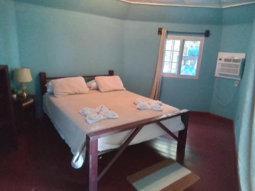 Un dormitorio con una cama con toallas. en Buccaneer Resort, en Bocas Town