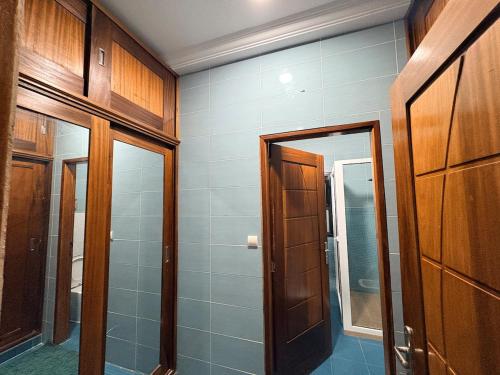 a room with a bathroom with blue tiles and a mirror at Haut Standing Appartement meublé Mamelles in Dakar