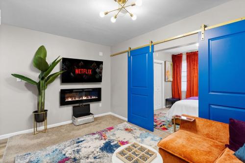 un soggiorno con porte blu e un camino di The Philly Zoo Queen Retreat with Fireplace - Parking Available a Philadelphia