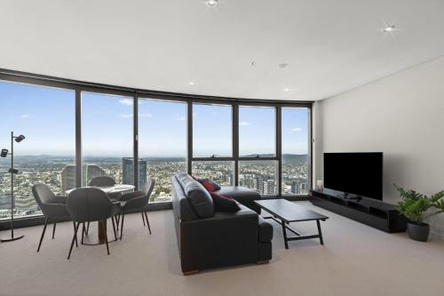 Una sala de estar con vista a una ciudad. en Panoramic Views Apartment & High-Rise Pool and Gym, en Brisbane