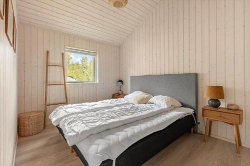 ein Schlafzimmer mit einem großen Bett und einem Fenster in der Unterkunft 6757 Hasle - Skovtoften 16 in Hasle
