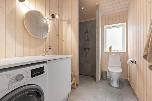ein Badezimmer mit Waschmaschine und Toilette in der Unterkunft 6757 Hasle - Skovtoften 16 in Hasle