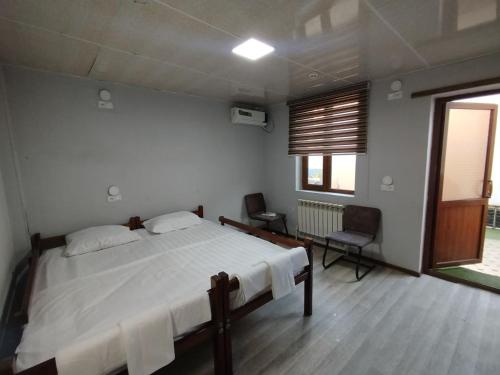 Ένα ή περισσότερα κρεβάτια σε δωμάτιο στο Caravan Hostel