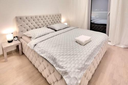 Metropolis Prime Apartment with Free Parking