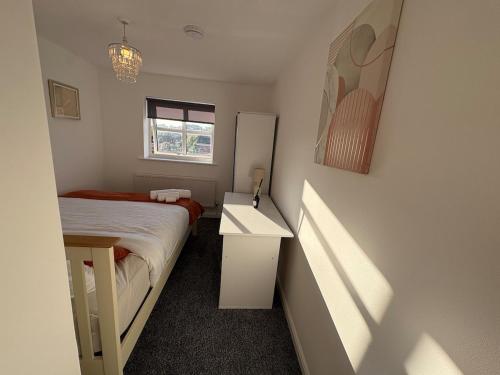 ein kleines Schlafzimmer mit einem Bett und einem Spiegel in der Unterkunft Sycamore Retreat in Kettering