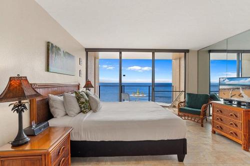 カハナにあるMahana 713 · MA 713 Luxury OceanFront Studioのベッドがあり海が見える寝室