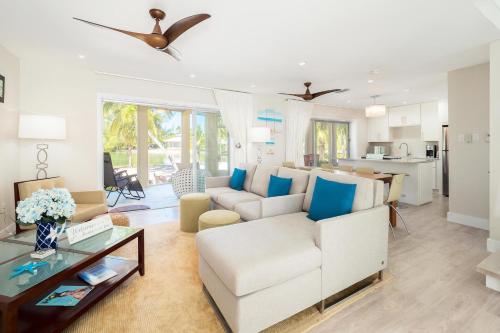 Dapur atau dapur kecil di Seaside Dreams - Waterfront Home on Bio Bay with Shared Pool & Walk to the Rum Point Club