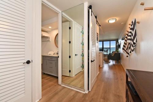 カハナにあるKaleialoha 210 · KA 210 OceanFront 1BD Tropical Getaway w ACの鏡戸廊下