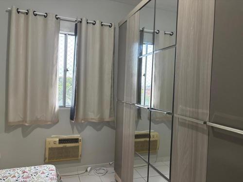 y baño con ducha acristalada y espejo. en Apartamento Completo em Belém - Stay in comfort just minutes from COP30, en Belém