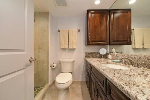Koupelna v ubytování Kahana Reef 111 · KR 111 Renovated OceanFront Condo Romantic Get