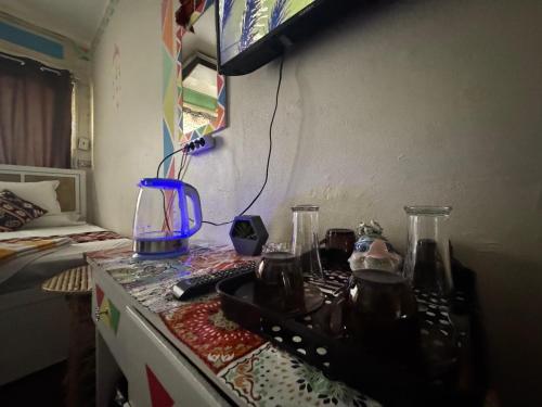 cocina con encimera y fogones en Aswan sunrise, en Asuán
