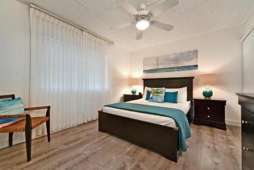 a bedroom with a bed and a ceiling fan at Kihei Alii Kai A207 · KAK A207 Renovated Kihei Condo Near Beach in Kihei