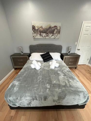 Un dormitorio con una cama grande con dos mesitas de noche. en Cozy modern Bellerose, en Bellerose