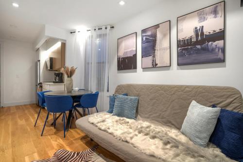 un soggiorno con un divano e un tavolo di Comfortable 2BD Unit in Manhattan a New York