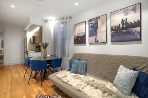 ニューヨークにあるComfortable 2BD Unit in Manhattanのソファとテーブルのあるリビングルーム