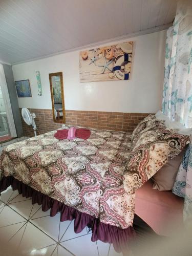 アングラ・ドス・レイスにあるCASA DA ILHA INN AND SPA Anexo2のベッドルーム1室(大型ベッド1台、掛け布団付)